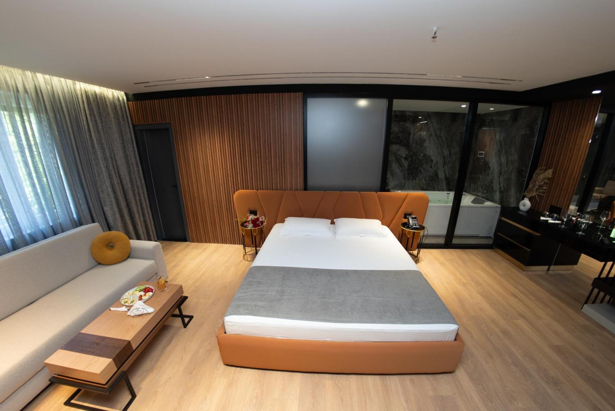 Monopoly Hotel 4*
