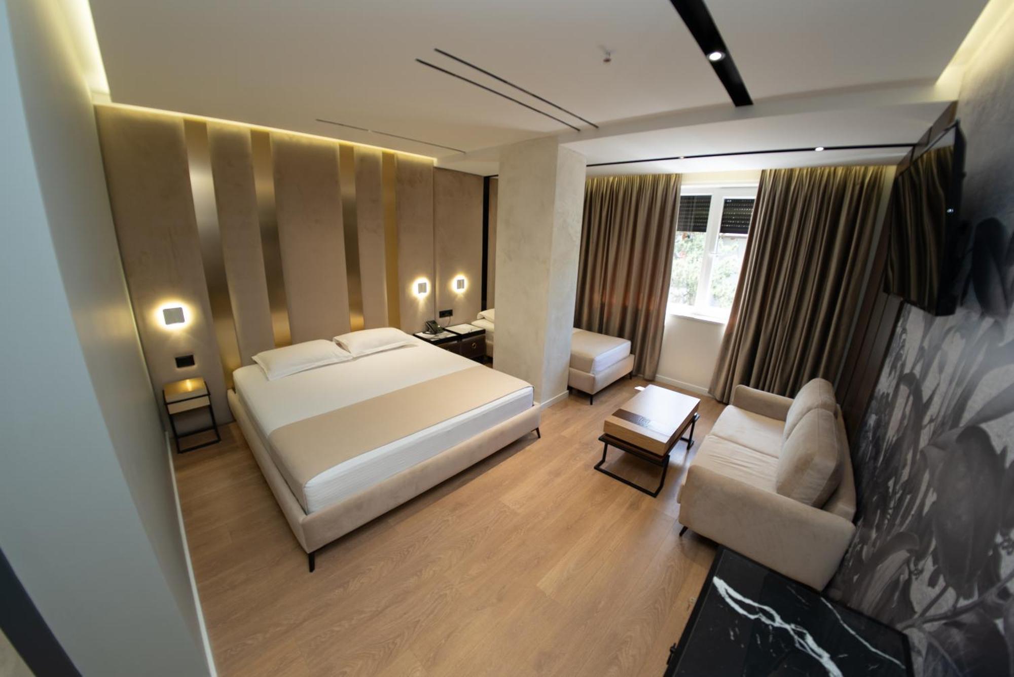 Monopoly Hotel 4*